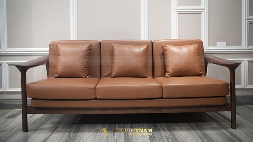 Bộ sofa gỗ óc chó Bắc Mỹ được sử dụng chất liệu da carola cao cấp.