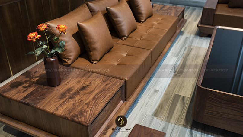 Bộ sofa gỗ óc chó Bắc Mỹ được sử dụng chất liệu da carola cao cấp.